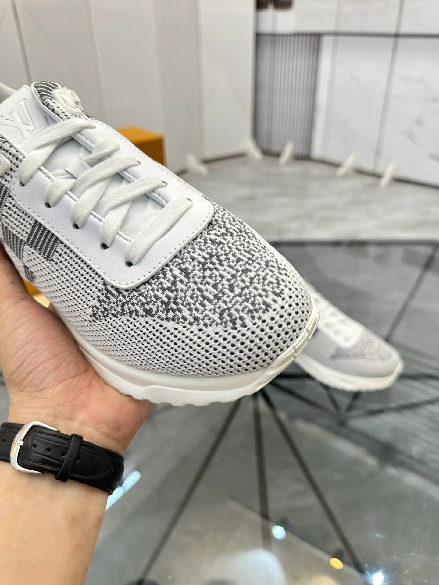 Men's shoes for sale💰: 💰P560¥ High-end quality Product trademark: LV* "Louis Vuitton*" low-top sneakers Regular size: 38-44 (can be customized to 45.46.) Product materials: imported breathable fly knit upper, breathable lining, original raw rubber translucent combination outsole. Number: 2068